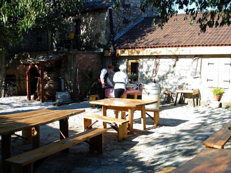 2-restoran-kusaonica-pilipovi-dvori-94365420fa.jpg