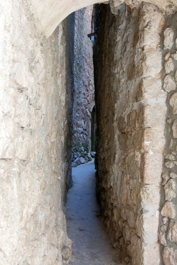 20140506_Krk_Vrbnik_narrow_street.jpg