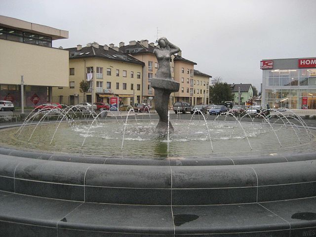 640px-Vila-Velebita_Brunnen,_Gospic.JPG