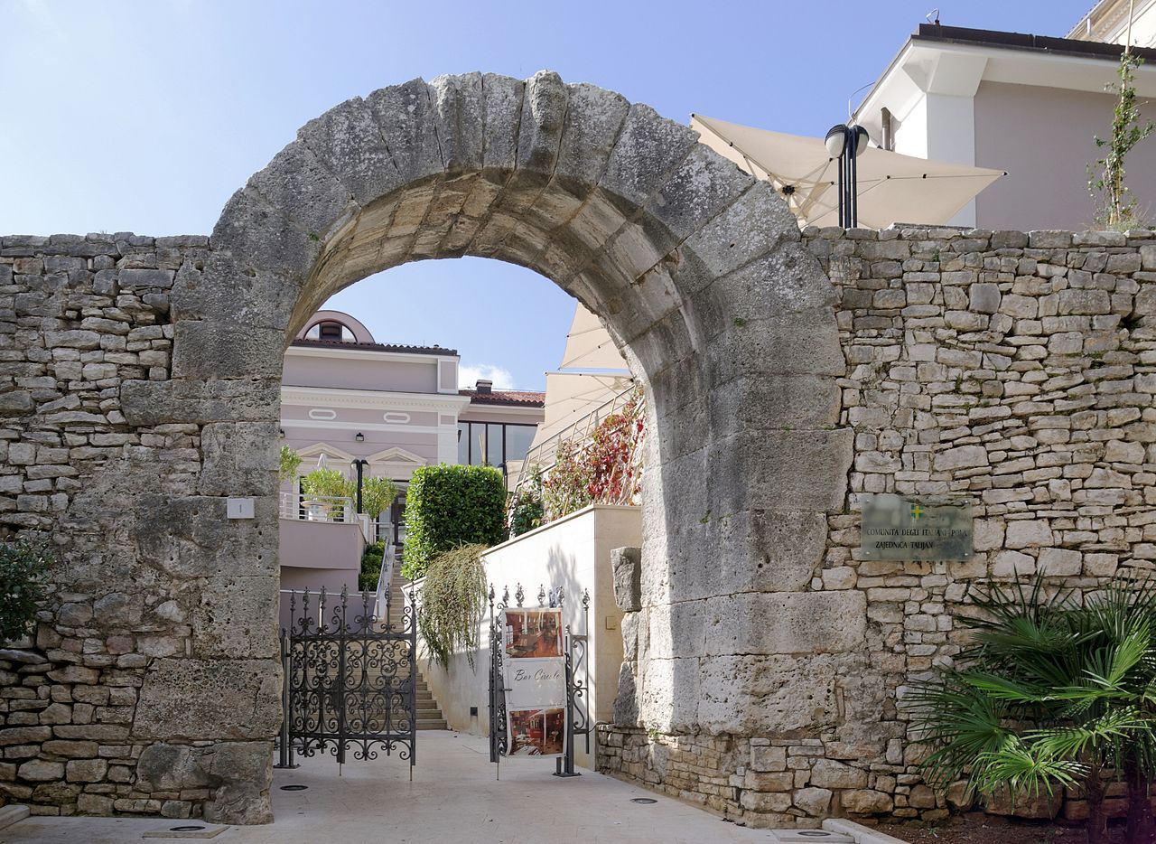 Croatia_Pula_Hercules_Gate_BW_2014-10-11_12-34-16.jpg