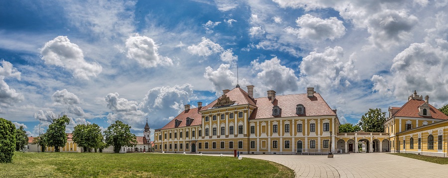 Dvorac_Eltz_panorama_s_Dunava-Miroslav_Šlafhauzer.jpg