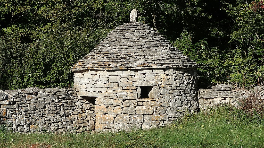 HR-036-Kanfanar_-_Kažun_dry_stone_hut_near_the_cemetery_I_001.jpg