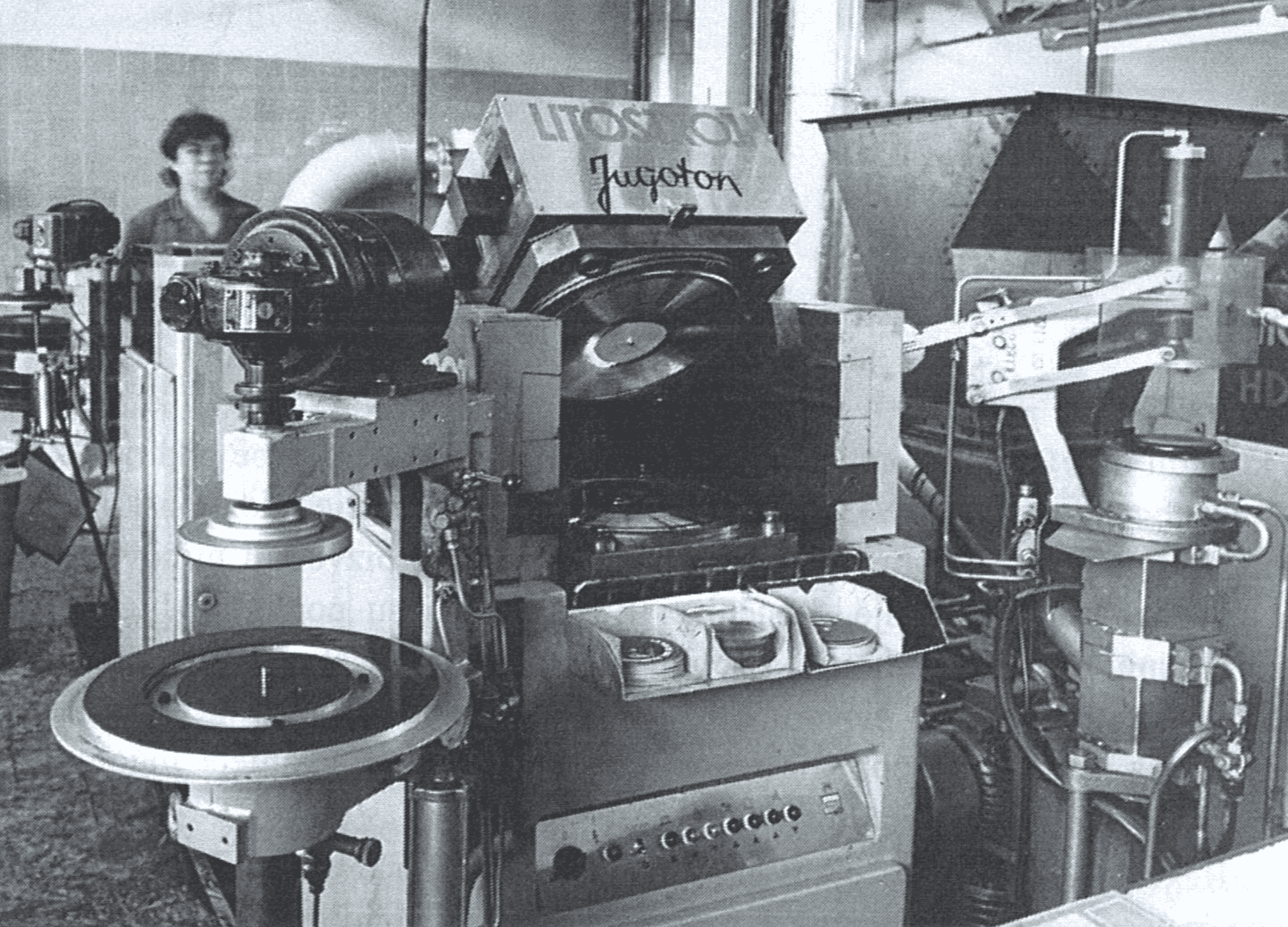 Vinylpressingfactory-hidraulicsemiautomaticpressingmachineLitostrojwiththeextruder1967.-1979. (1).png