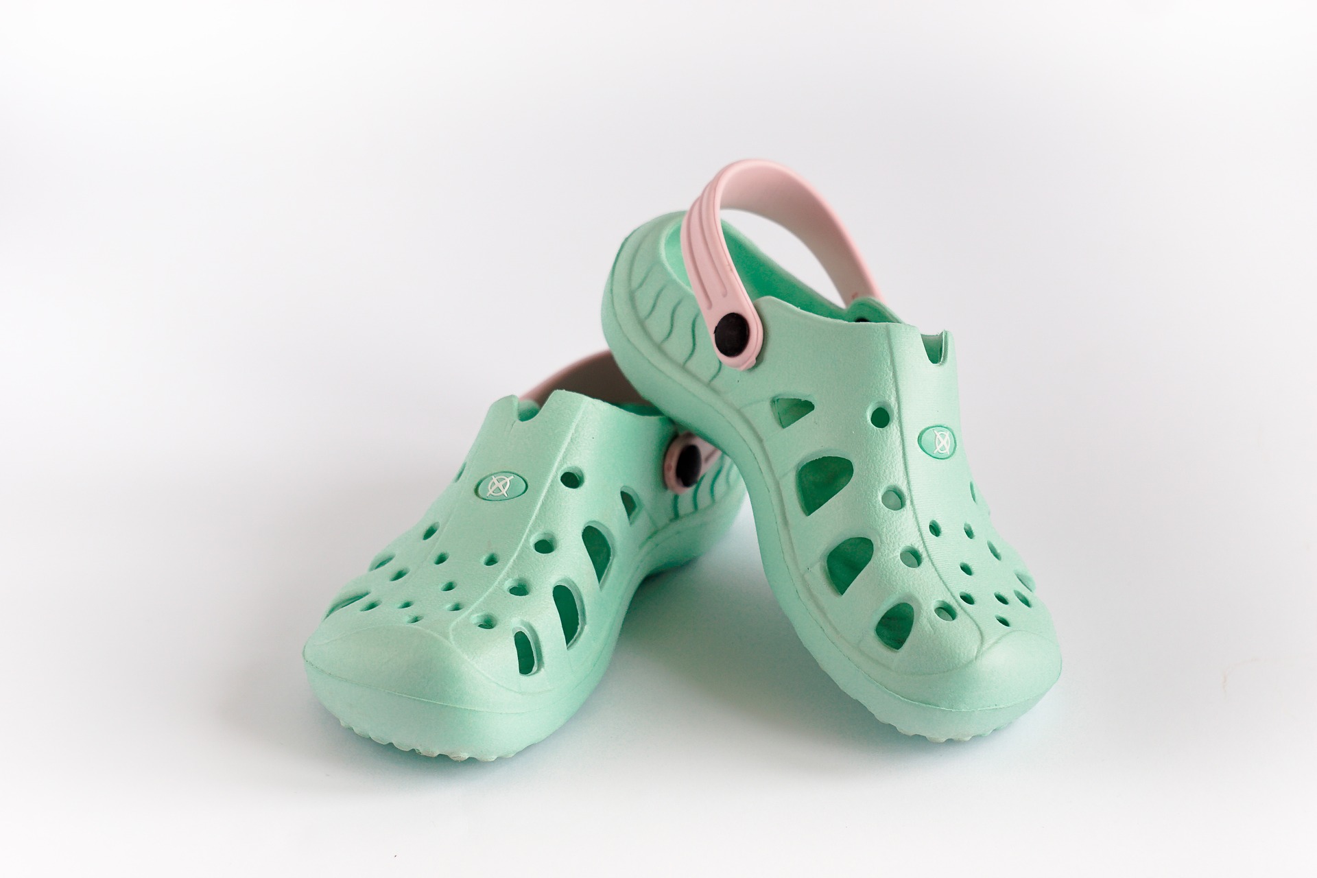 crocs-1483215_1920.jpg