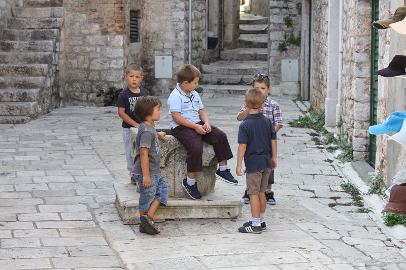 children jelsa main square