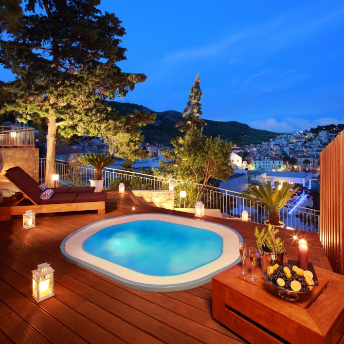 outdoor_terrace_jacuzzi.jpg