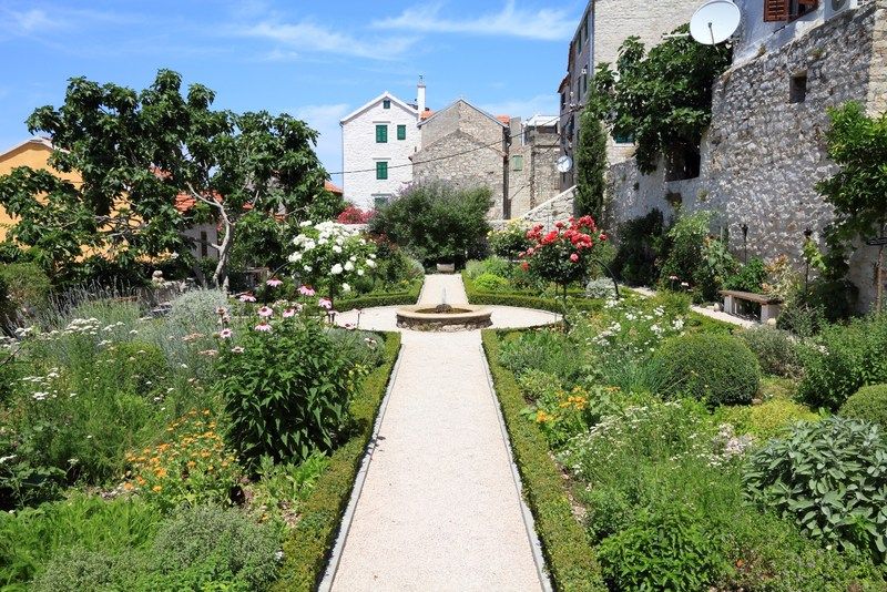 sibenik-monastery-garden.jpg