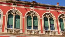 Tested Positive on Holiday? A Look at Split COVID-19 Quarantine for Tourists